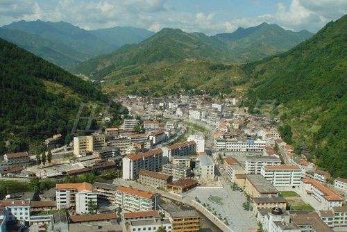 宁陕 ┆毛万春在宁陕县调研脱贫攻坚时强调:党建引领脱贫新路 产业